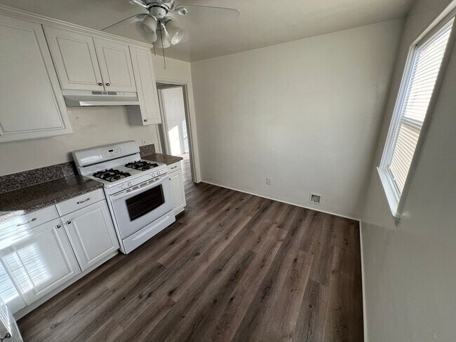 Building Photo - Spacious 2 bedroom house.