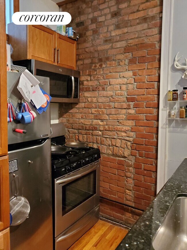 Foto del edificio - 653 Degraw St