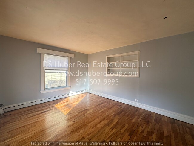 Building Photo - 2 Bed 1 Bath Lower level Apartment With AL...