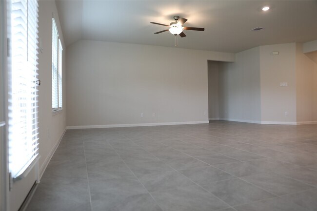 Foto del edificio - 523 Ellwood Terrace Ln