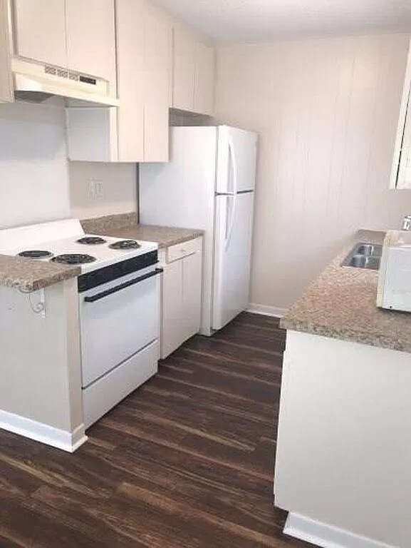 kitchen - 620 S Young St