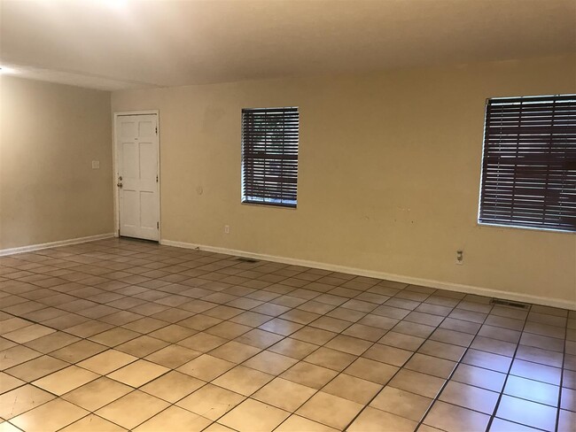Building Photo - 2506 Waldemar Ln
