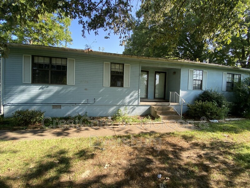 Primary Photo - 2520 E Court St