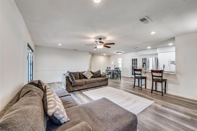 Building Photo - 2207 Fairfax Dr