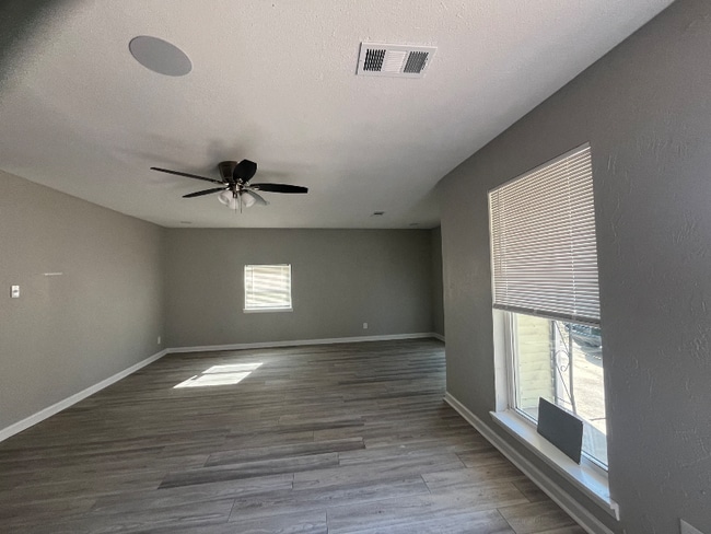 Building Photo - 14 Crest Ln