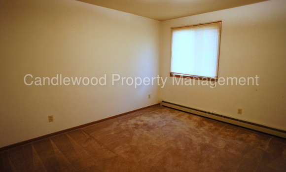 Building Photo - 2450 Willow Dr