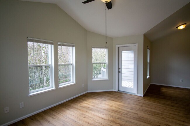 Foto del edificio - Major Updates: Vaulted Ceiling Spacious 2-Bed 2-Bath w DW, WD, Balcony!