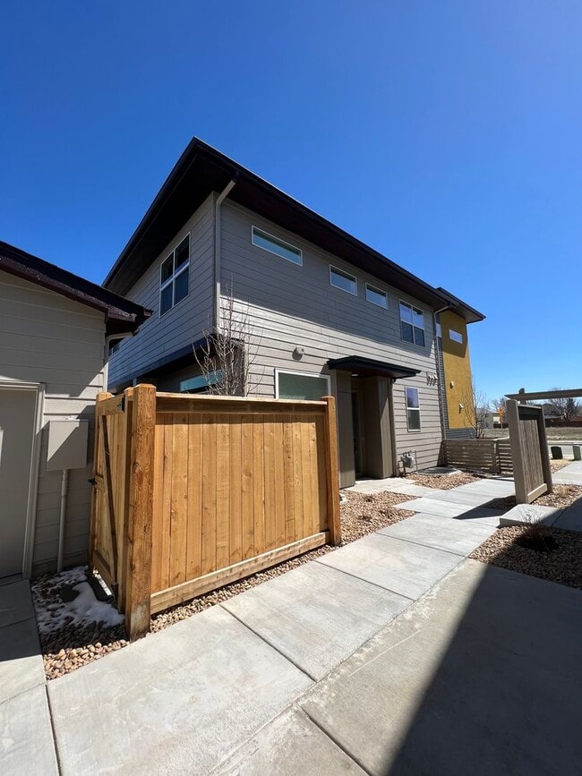 Building Photo - Modern 3B/4B Condo- Available July 5!
