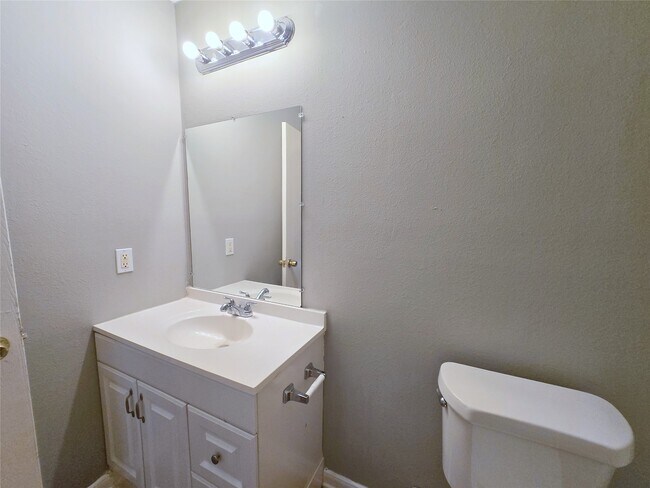 Foto del edificio - 811 Forest Hillside Ln