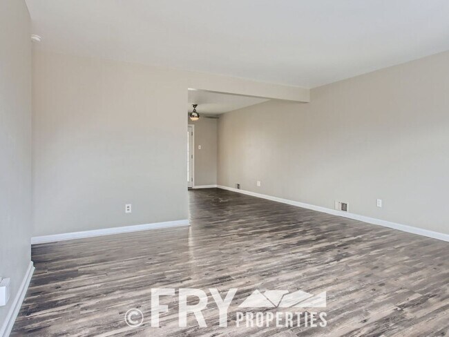 Foto del edificio - Renovated Harvey Park home