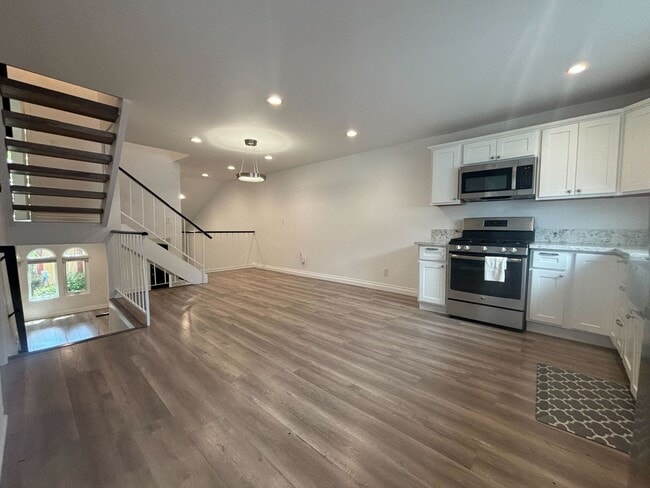 Building Photo - Modern 2-Bedroom Townhome with Garage in t...