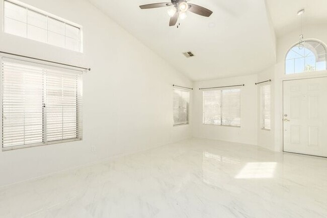 Foto del edificio - 1225 E Artesian Way