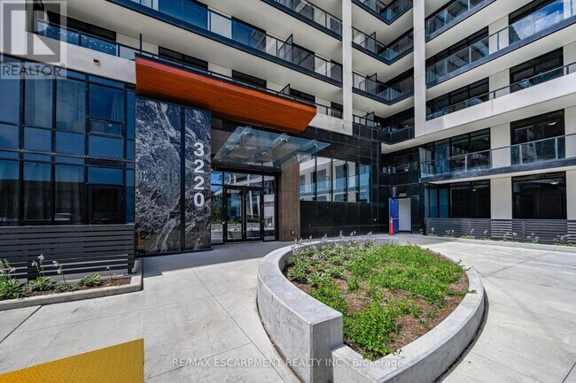 Photo du bâtiment - 3220-3220 William Coltson Ave