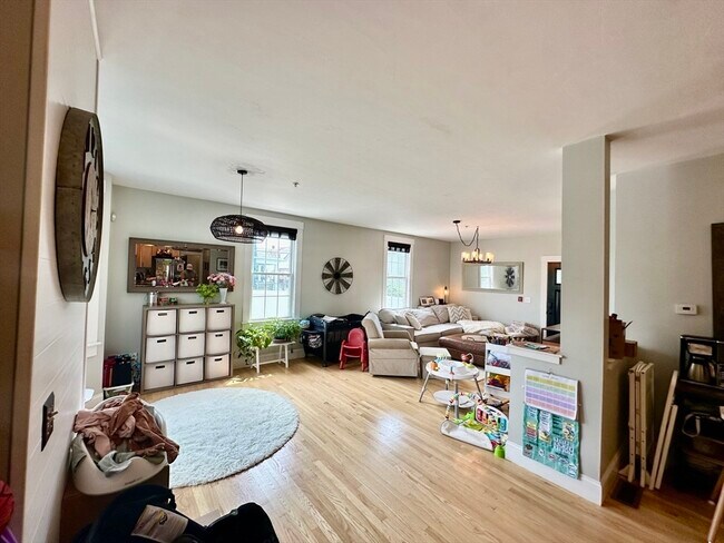 Foto del edificio - 121 E Cottage St