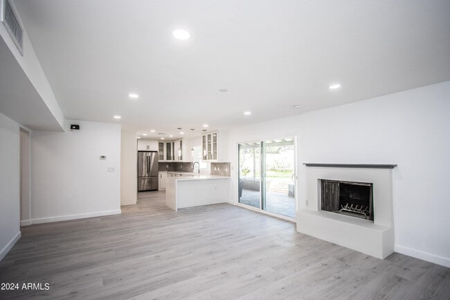 Building Photo - 1052 E Sandpiper Dr