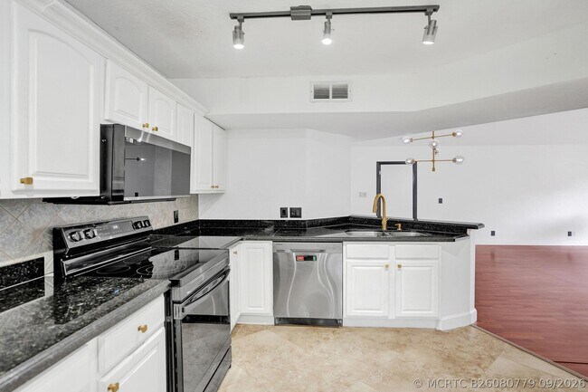 Building Photo - 8761 Wiles Rd