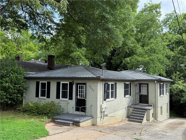 Building Photo - 2027 Oakview Rd SE
