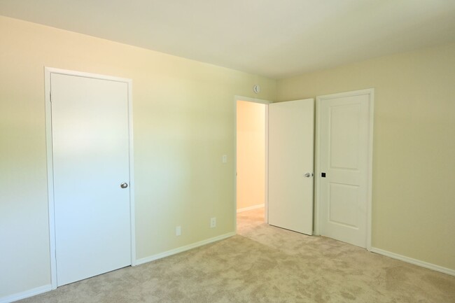 Building Photo - 215 Chantilley Ln