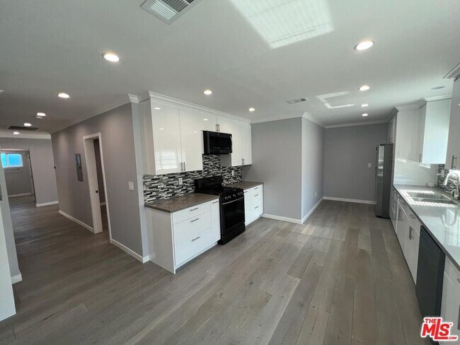 Building Photo - 11243 Lull St