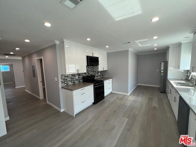 Foto del edificio - 11243 Lull St