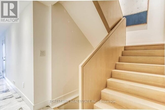 Building Photo - 143 Chaplin Crescent