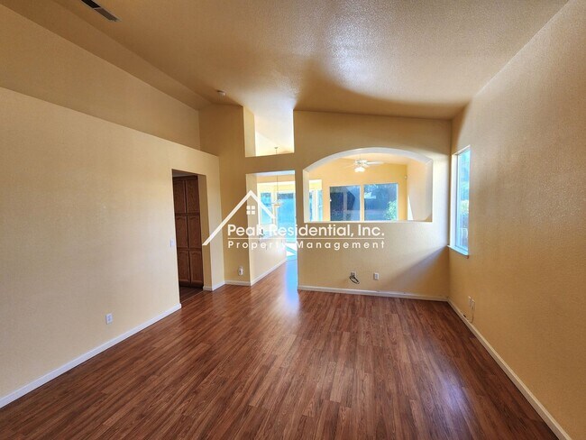 Building Photo - Wonderful Vintage Park 3bd/2ba Home with 2...