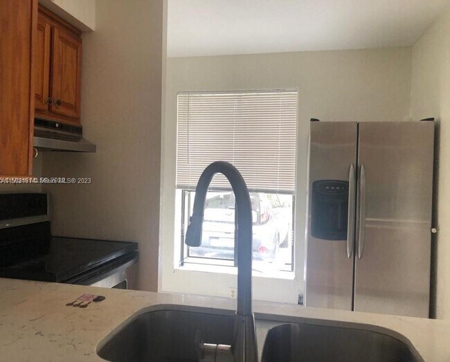 Foto del edificio - 717 Gardens Dr