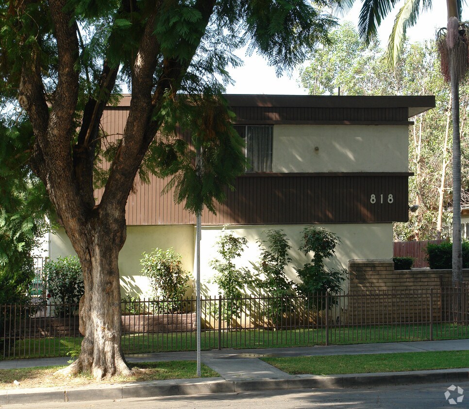 Building Photo - 818 N Lacy St