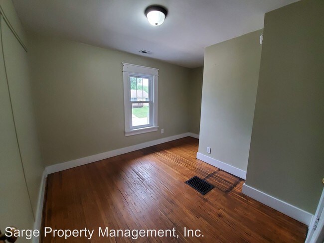 Building Photo - 2 br, 1 bath Apartment - 700 N Washington St