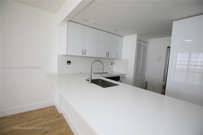 Foto del edificio - 600 NE 36th St