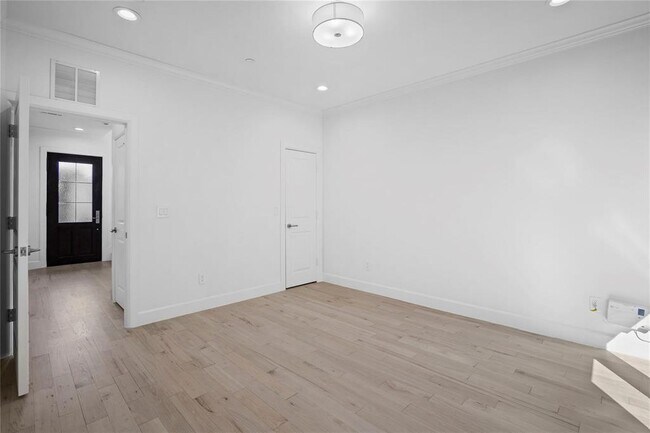 Building Photo - 3515 Normandy Ave