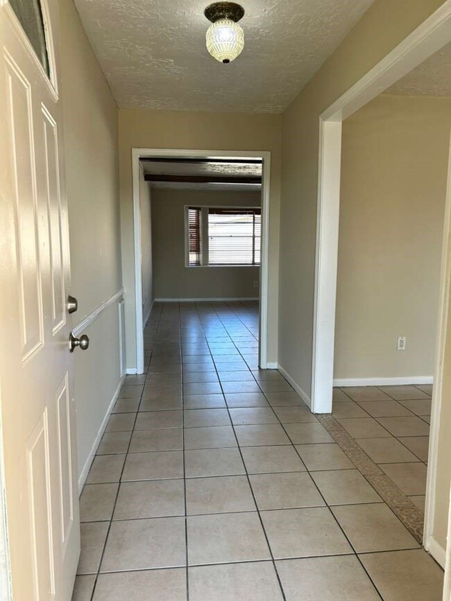 Building Photo - 12322 South Dr