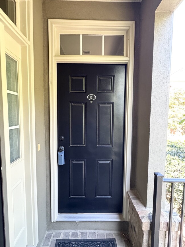 Building Photo - Modern 1-Bed Townhome Near Perimeter Mall ...