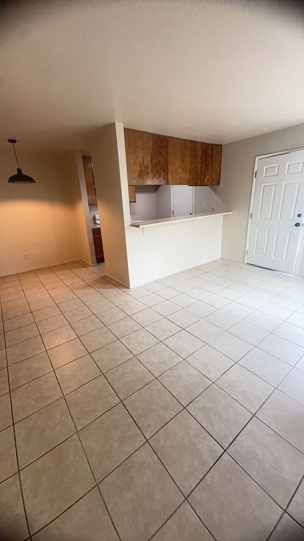 Building Photo - Spacious 2-Bedroom Duplex for Rent