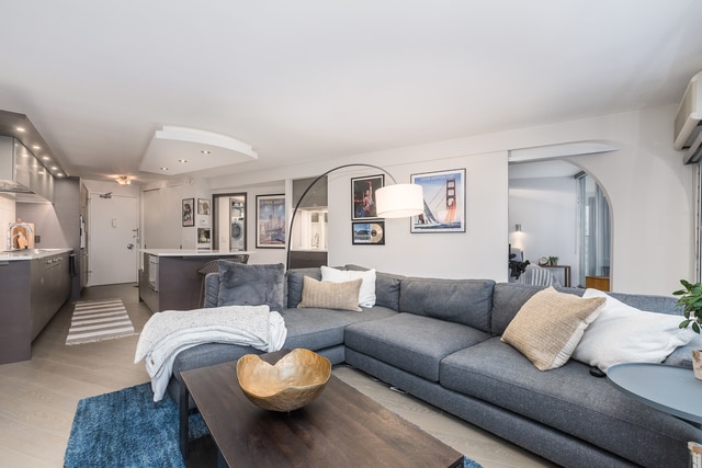 Foto del edificio - 300 N State St