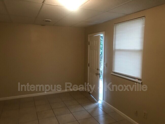 Foto del edificio - 5611 Lon Roberts Dr