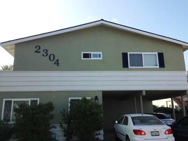 Building Photo - 2304 W Oak St