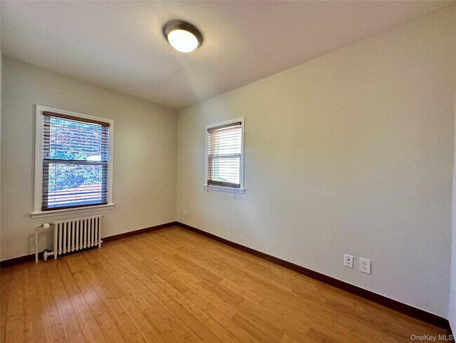 Foto del edificio - 53-56-56 72nd Pl