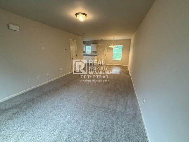 Building Photo - 3918 Vershire Ave
