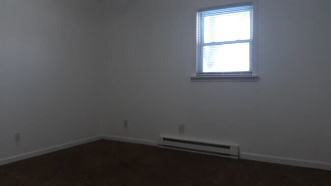 Building Photo - 410 E Poos Dr