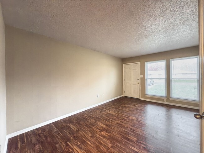 Building Photo - 2503-2503 E Morris Dr