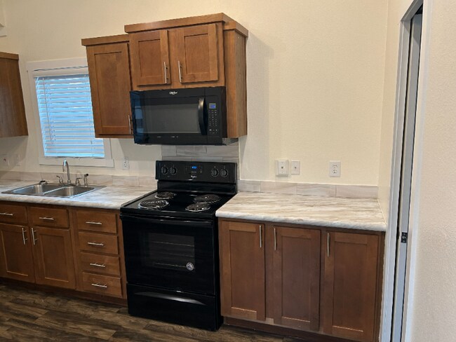 Foto del edificio - 5215 Crestway Rd