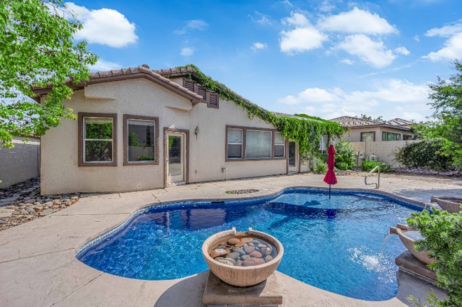 Foto del edificio - 10390 Stanberry Ave