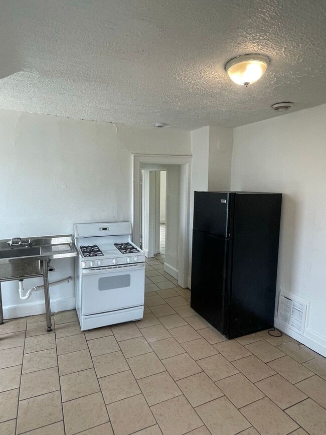 Building Photo - 1120-1122 W Locust St. (Duplex)(ACE PROPERTY)