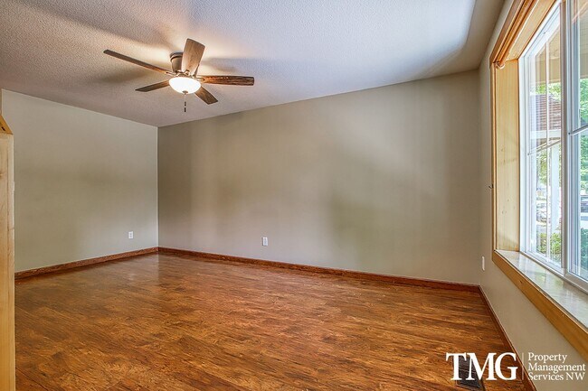 Building Photo - Wonderful 3 Bed 2.5 Bath Home in Battle Gr...