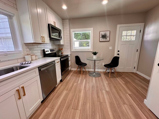 Building Photo - Fully Remodeled 2 Bedroom SE Portland Home!