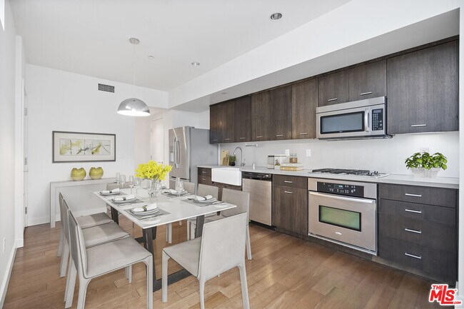 Building Photo - 940 E 2nd St