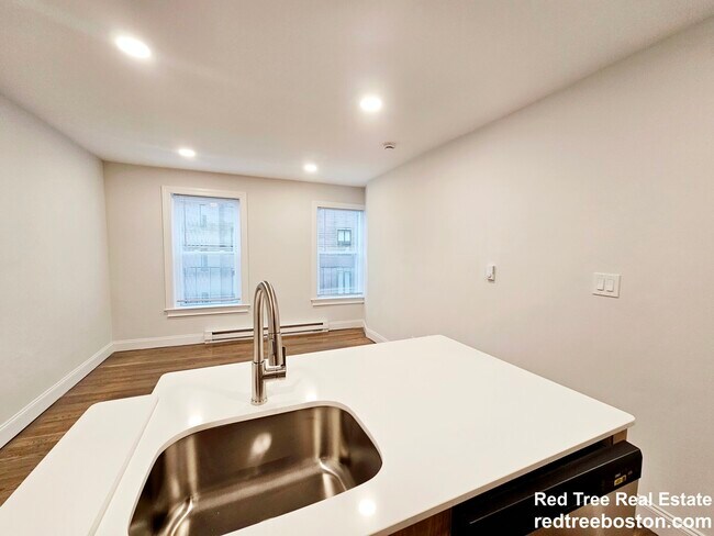 Building Photo - 529 Beacon St