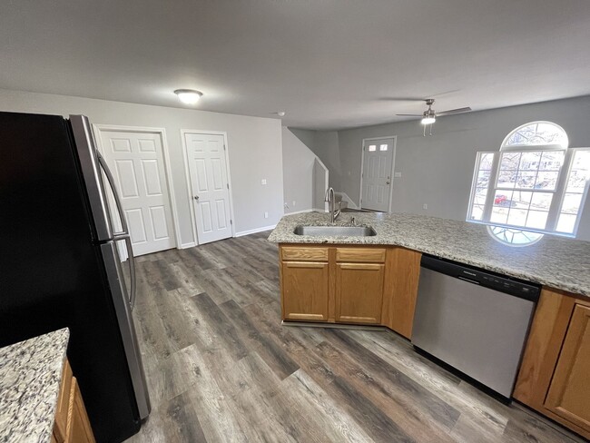 Building Photo - 3 bedroom gem with convenient Nashville lo...