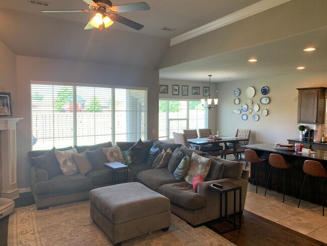 Building Photo - Large 3Bedroom 2 Bathroom for Rent in Bent...